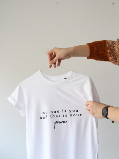 no one is you and that is your power, sõnumiga valge t-särk