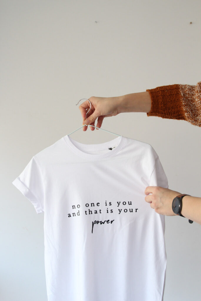no one is you and that is your power, sõnumiga valge t-särk