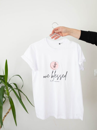 one blessed hot mess, valge t-särk naistele 