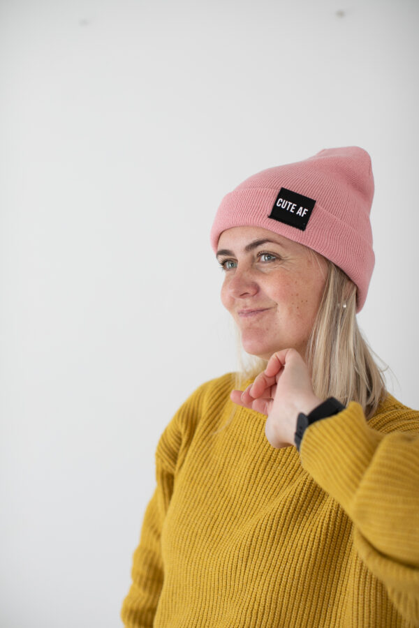 roosa müts sõnumiga CUTE AF, beanie naistele