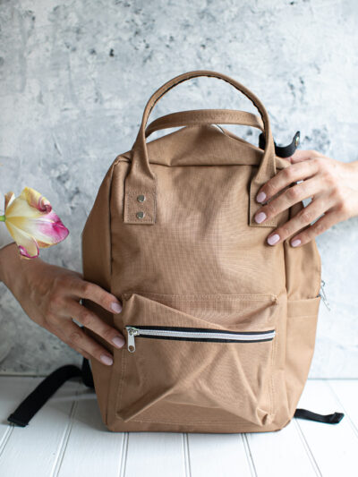 Black GIraffe brand kaamelipruun seljakott