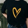 must t-särk kollase südamega