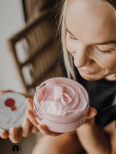 Naistepäeva kingitus apelsini ja ingveri tükkšampooni, greibi kehajogurti ja sõnumiga kosmeetikakotiga. Hooliv ja praktiline kingiidee Black Giraffe’ilt.