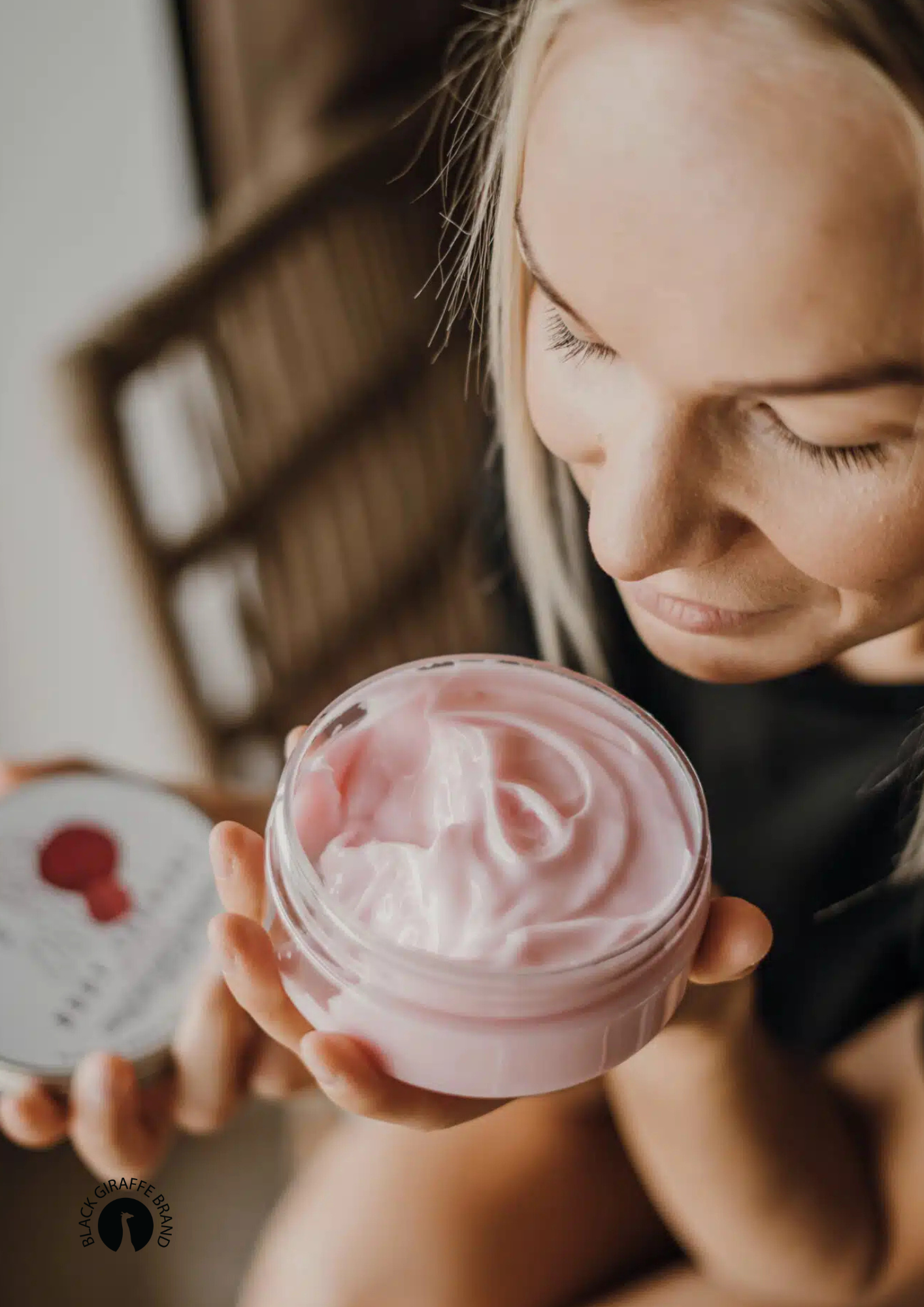 Naistepäeva kingitus – apelsini ja greibi lemmikkombo 3 Naistepäeva kingitus apelsini ja ingveri tükkšampooni, greibi kehajogurti ja sõnumiga kosmeetikakotiga. Hooliv ja praktiline kingiidee Black Giraffe’ilt.