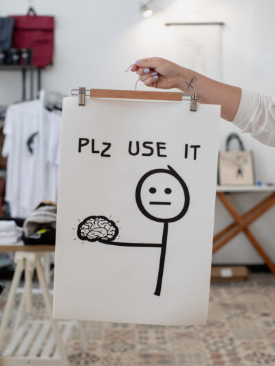 PLZ USE IT – hauska juliste | Black Giraffe